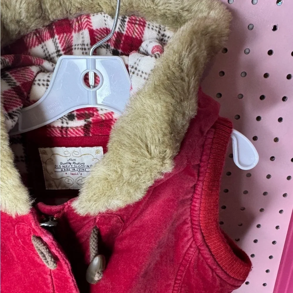 Old Navy Velvet Vest with Faux Fur Collar. Size Small. Great condition. Fall